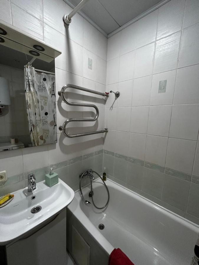 קייב Apartment Near Train Station And Close To City Center מראה חיצוני תמונה